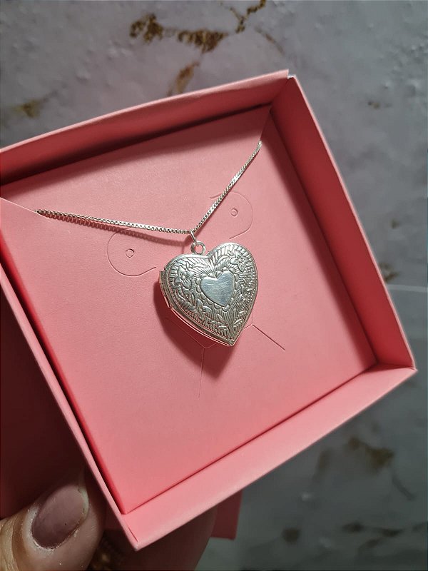 Relicário coração trabalhado banhado a prata com caixinha