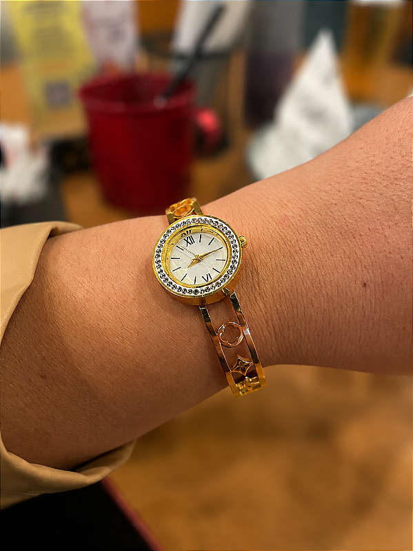 Relógio dourado em aço inox