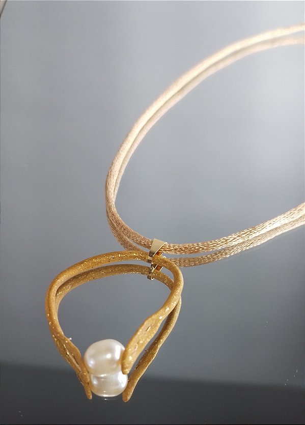 Pingente Dourado e Pérola