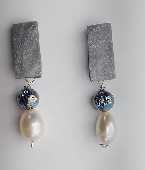 Brinco Pedra Vulcânica e Pérola base Prateada Retangular