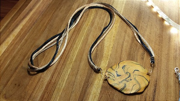 Colar Dourado e Preto