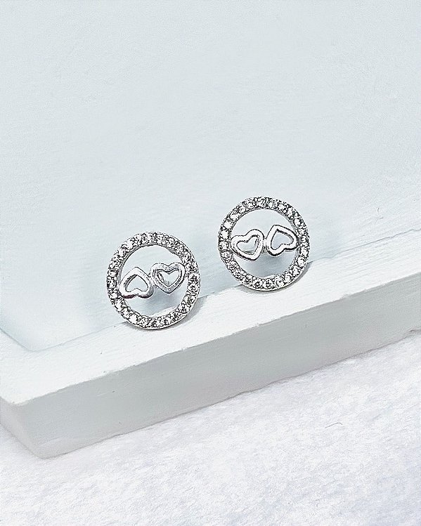 Brinco Circulo Cravejado c/ 2 Corações Vazados 1cm - Prata 925