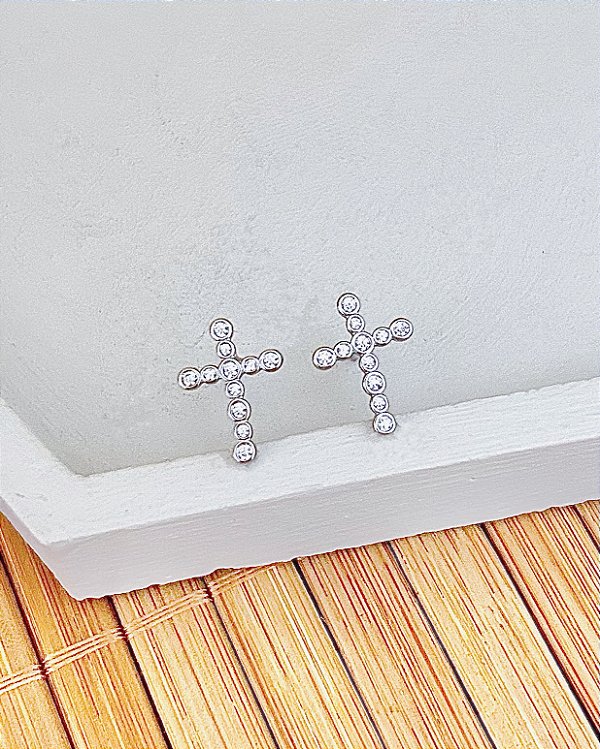Brinco Cruz Cravejada c/ Banho de Ródio 0,9cm x 1,2cm - Prata 925