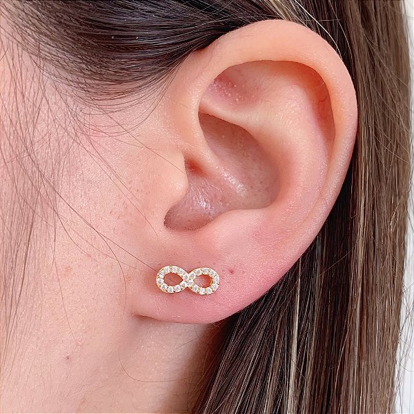 Brinco Infinito Cravejado c/ Zirconia Incolor - Banho de Ouro 18k