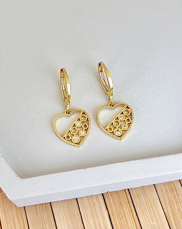 Brinco Argolinha com Pingente Coração Vazado e Círculos - Banho de Ouro 18k