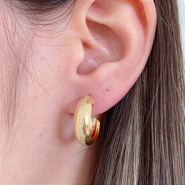 Brinco Argola Grossa c/ Detalhe Escovado 2cm - Banho de Ouro 18k