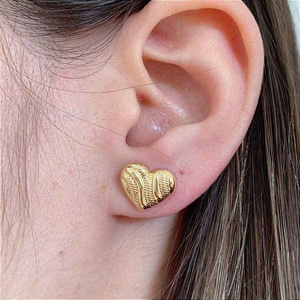 Brinco Coração com Detalhes Relevo Escovado - Banho de Ouro 18k