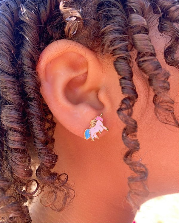 Brinco Infantil Unicórnio Resina Colorido - Banho de Ouro 18k