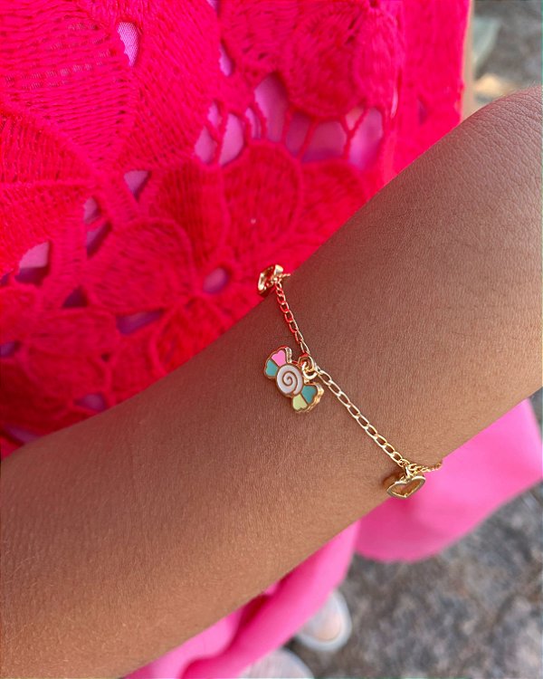 Pulseira Infantil Coraçao Vazado + Bala Resina Colorida - Banho de Ouro 18k
