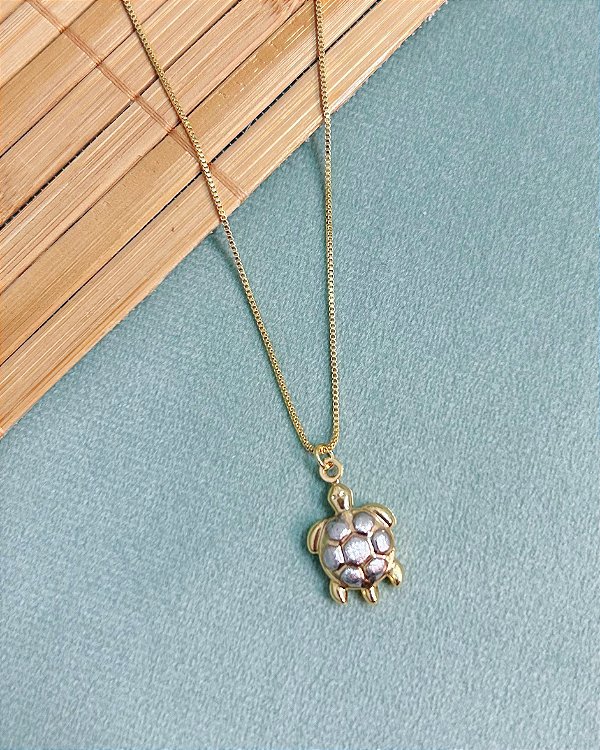 Colar Tartaruga c/ detalhes Prata 2cm x 1,3cm 45cm - Banho de Ouro 18k
