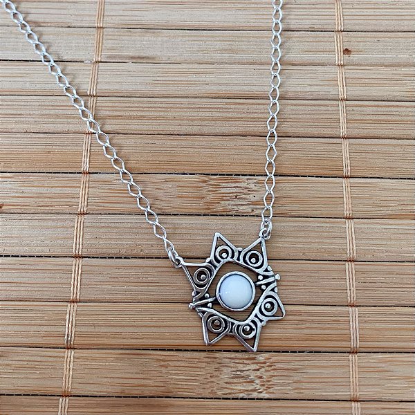 Colar de Prata Pingente Rustico Resina Branca