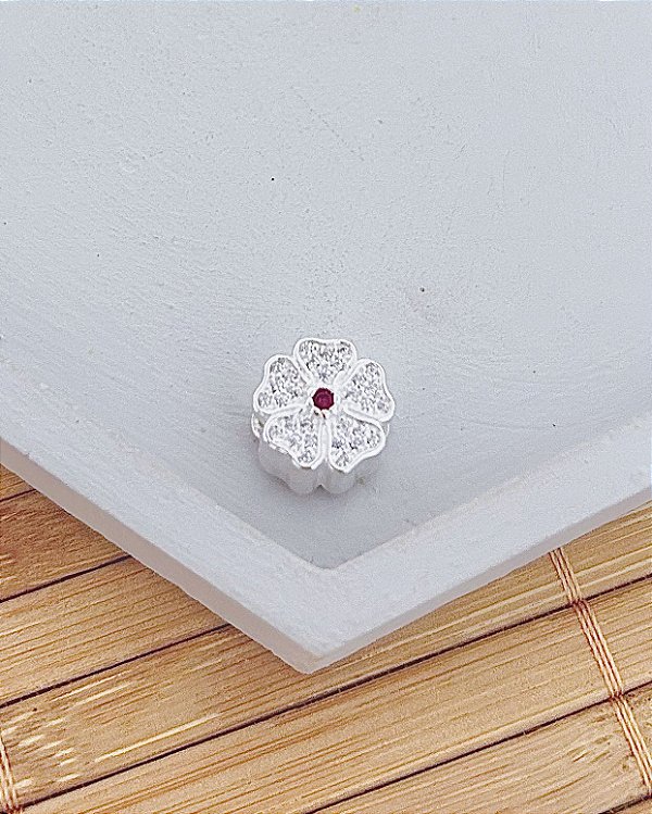 Berloque Flor Cravejada Miolo Pink Separador - Prata 925