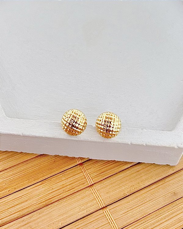 Brinco Meia Esfera Trabalhada - Banho de Ouro 18k