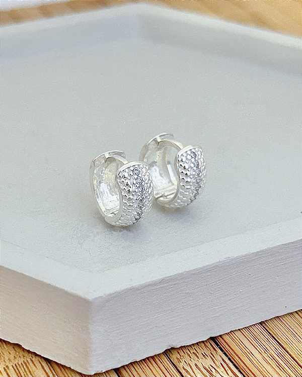 Brinco Argola Click Meio Cravejado 1,3cm - Prata 925