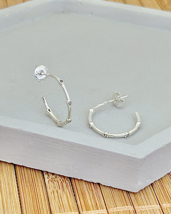 Brinco Argolinha Fina com Pontos de Luz 1,7cm - Prata 925