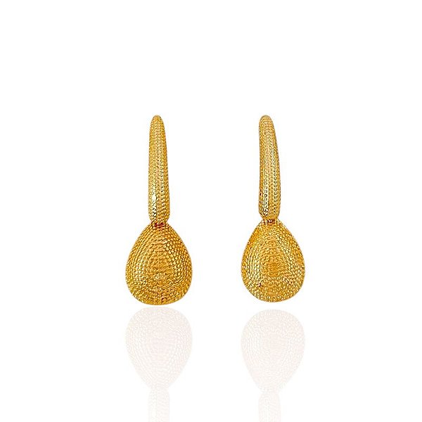 Brinco Pino com Pingente de Gota Trabalhado - Banho de Ouro 18k