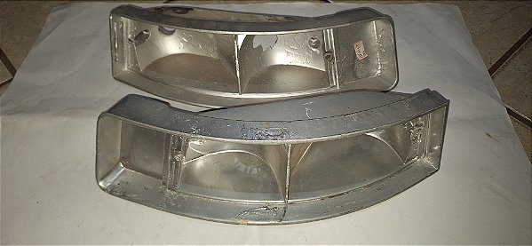 SP2 - Par de carcaça/ bojo da lanterna traseira Original a restaurar