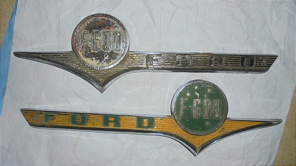F600 56_61 - Par de emblema dos paralamas original usado