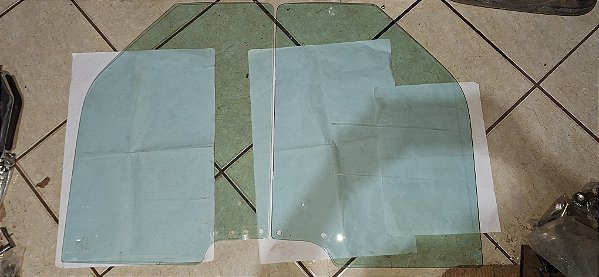 Santa Matilde - Par de vidro verde da porta original com 2 riscos