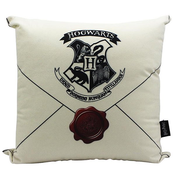 ALMOFADA FIBRA VELUDO 40X40CM CARTA HOGWARTS  Ean :7908011753355
