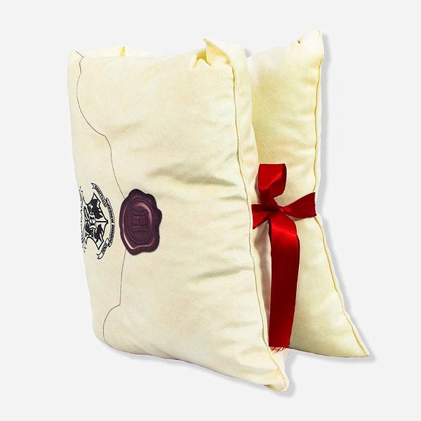 ALMOFADA FORMATO FIBRA CARTA LACO 30X30CM HOGWARTS ACCEPTANCE  Ean :7908623011515
