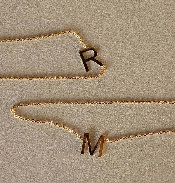 Colar de Letra Inicial Minimalista Banhado a Ouro (prazo de produção até 25 dias úteis)