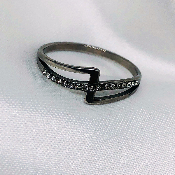 Anel Elegante Cravejado Prata. Cód.:0030P