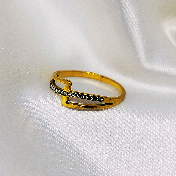 Anel Elegante Cravejado Dourado. Cód.: 0031D