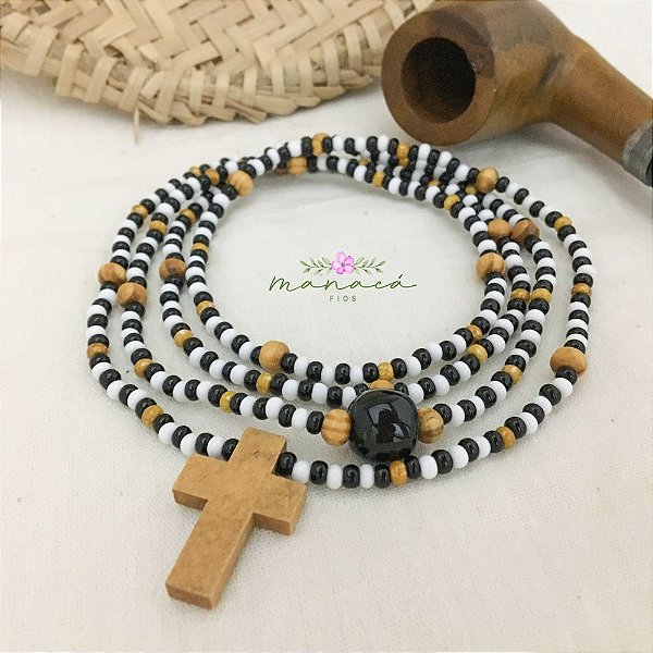Guia de Pretos Velhos Fio de Contas, Miçangas Jablonex Preto e Branco, Contas e Pingente Cruz de Madeira - 60cm