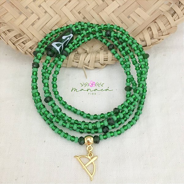 Guia de Oxóssi Fio de Contas, Miçangas Jablonex Verde Vidrado e Leitoso, Pingente Ofá Dourado e Firma Murano