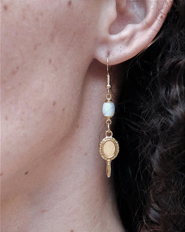 Brinco de Madrepérola Natural com Acabamento Metálico em Verniz Italiano