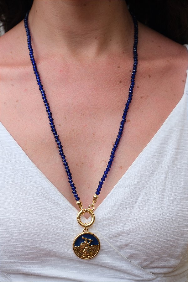 Colar Orí de Ogum com Cristais de Vidro 4mm e Pingente Resinado em Zamac – 30cm