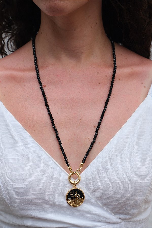 Colar Orí de Exu com Cristais de Vidro 4mm e Pingente Resinado em Zamac – 30cm