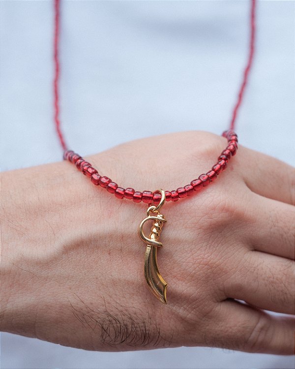 Colar de Miçangas de Iansã Vermelho com Pingente Alfange Dourado – 40 cm
