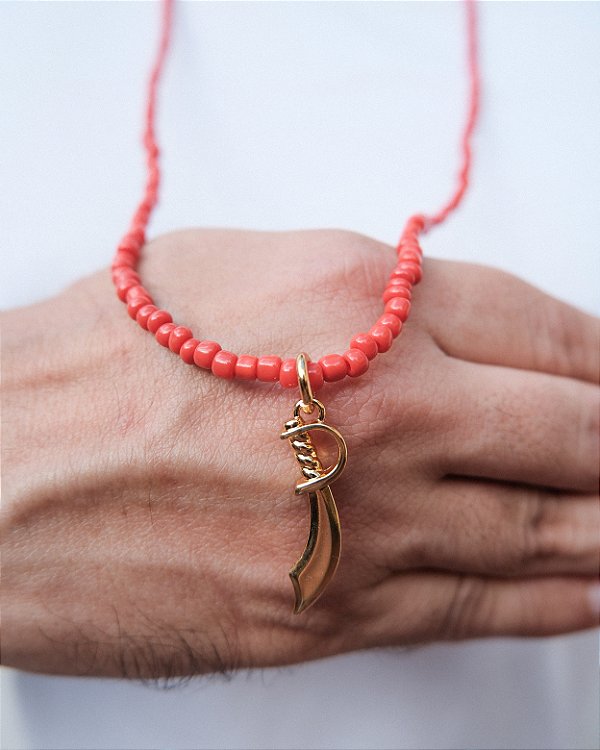 Colar de Miçangas de Iansã Vermelho com Pingente Alfange Dourado – 40 cm