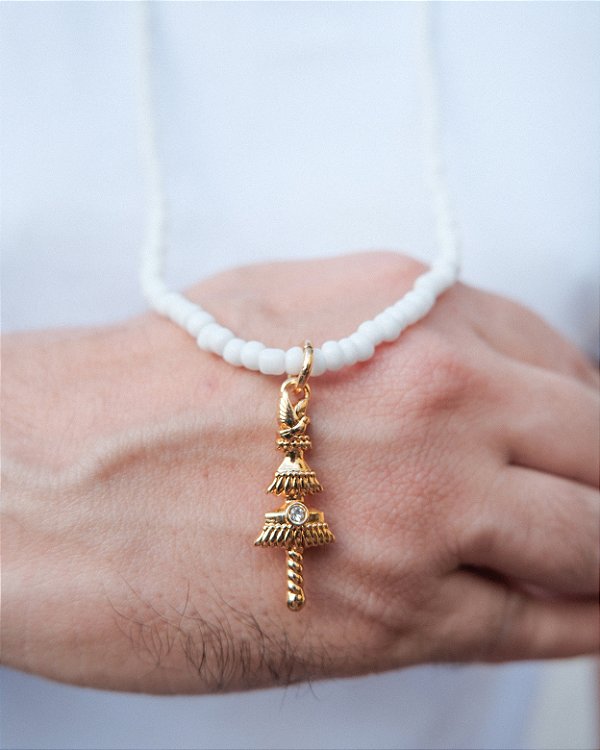 Colar de Miçangas de Oxalá Branco com Pingente Opaxorô Dourado – 40 cm