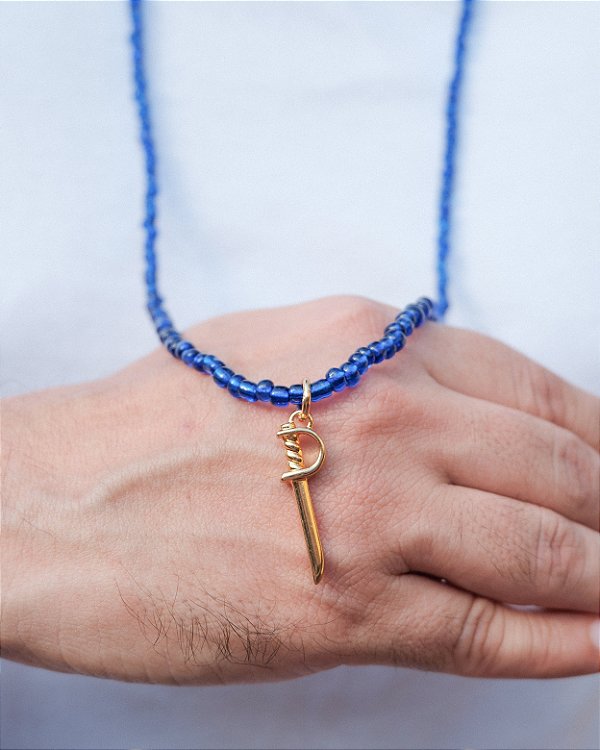 Colar de Miçangas de Ogum Azul Vidrado com Pingente Alfange Dourado – 40 cm