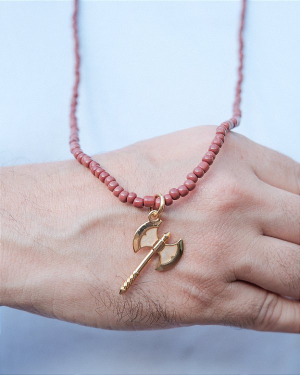 Colar de Miçangas de Xangô Marrom com Pingente Oxé Dourado – 40 cm