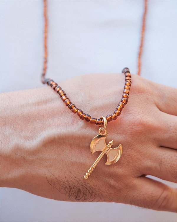 Colar de Miçangas de Xangô Marrom Vidrado com Pingente Oxé Dourado – 40 cm