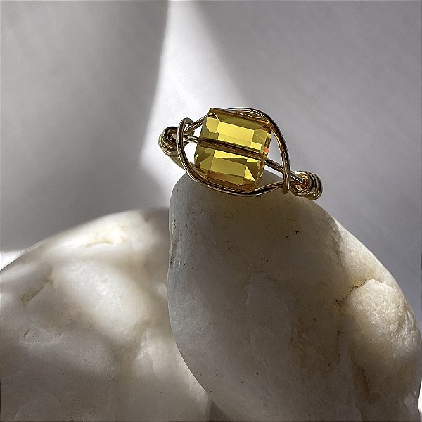 Anel com cubo de cristal austríaco, modelo 5601, cor light topaz.