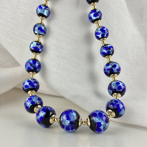 Colar muranoa azul em degradê de tamanho.
