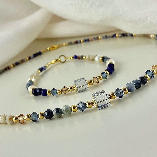 Conjunto de pulseira e gargantilha. Sodalita, safira, feldspato, pérolas e cristais .