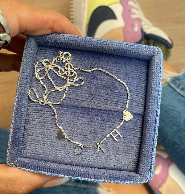 Colar personalizado de nome de prata com corações