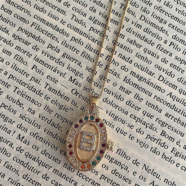 Colar relicário de letra colorido ( escolha a letra )
