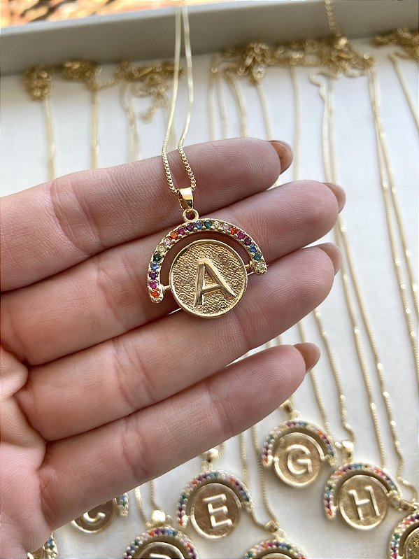 Colar de letra giratória dourada