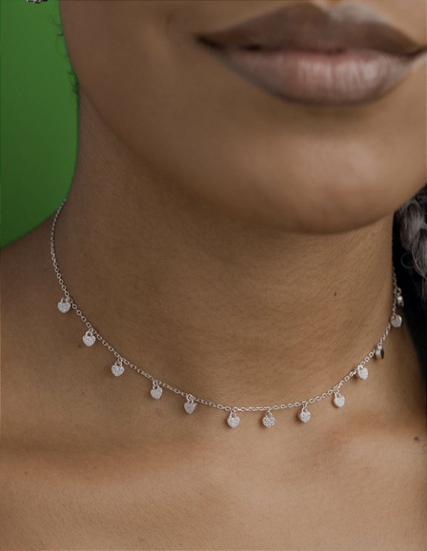 Choker com coraçãozinhos cravejados na prata