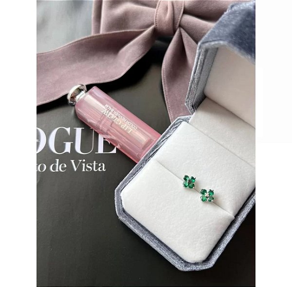 Brinco em formato de flor esmeralda