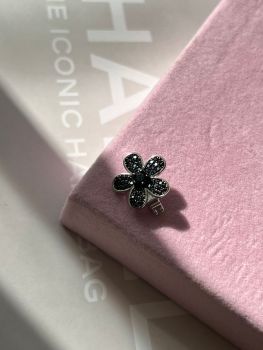 Pingente para pulseira de fita flor cristal e black