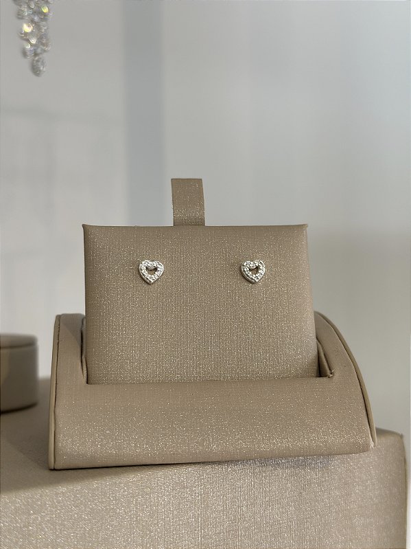 Brinco de coração vazado cravejado na prata 925