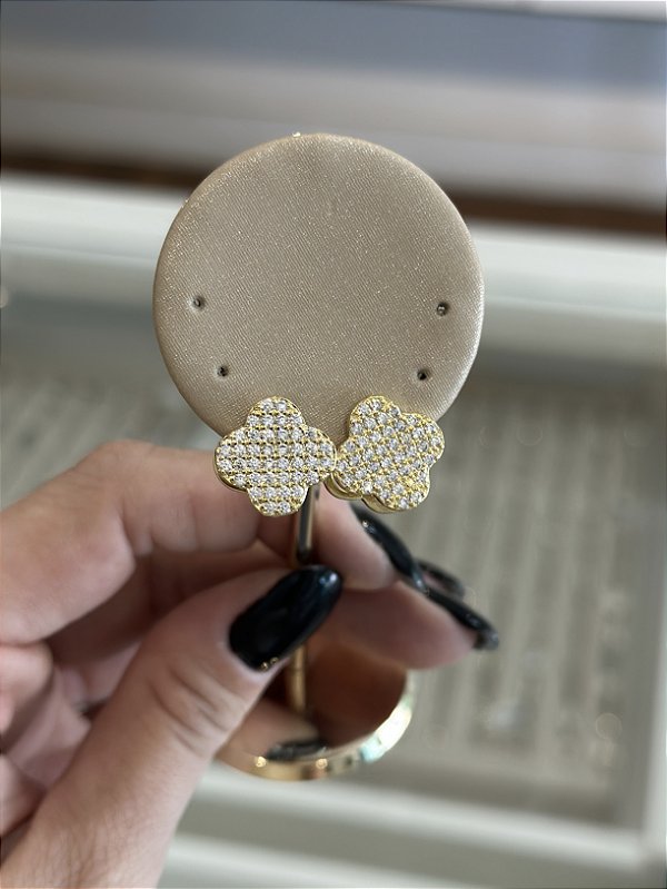 Brinco trevo cravejado